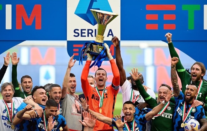 Inter Milan ăn mừng chức vô địch Serie A sau hơn 1 thập kỷ